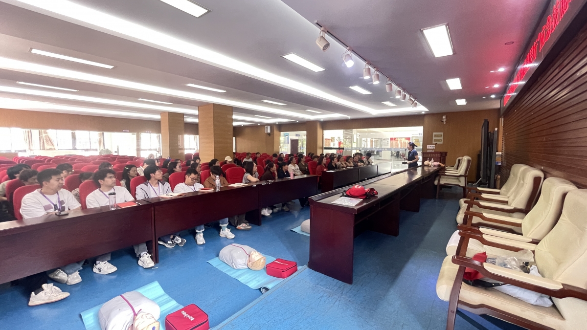 D:/1.公众培训/2025年公众资料/1.提升行动/6.250期重庆交通职业学院4.10（教科文卫体工会）/2025.4.10重庆交通职业学院急救培训照片/a5c0befcdbaafffce24378a4170ab6d.jpga5c0befcdbaafffce24378a4170ab6d