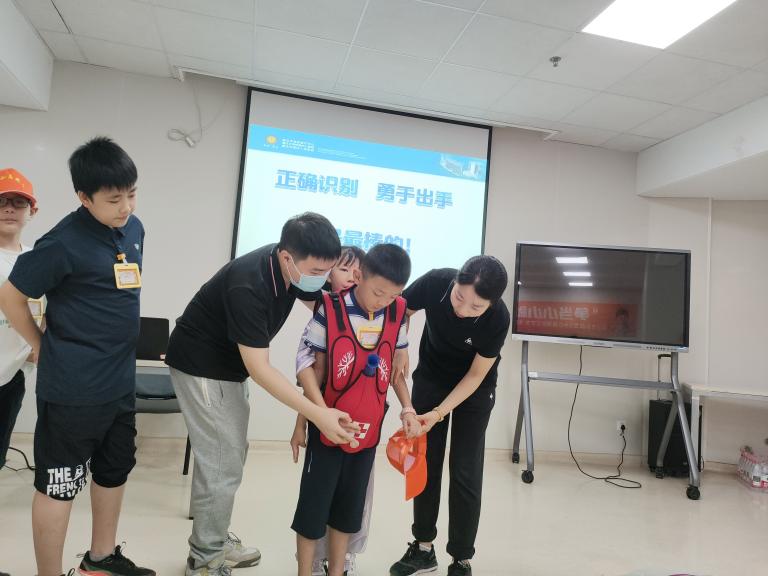 D:/1.公众培训/2025年公众资料/2.科普/211.暑期职工子女“小小急救人”7.9/2025.7.9暑期职工子女“小小急救人”培训照片/2025年7月8日小小急救人照片 (12).jpg2025年7月8日小小急救人照片 (12)